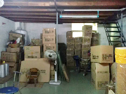 倉(cang)庫一角(jiao)